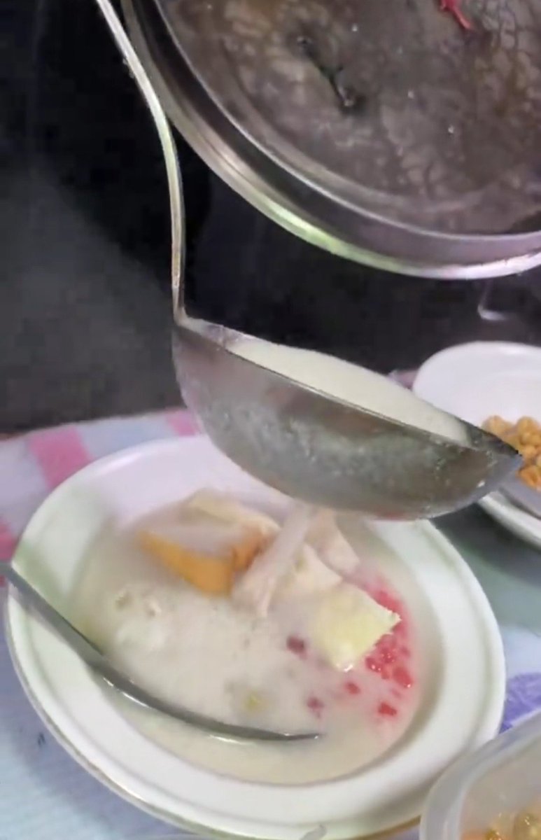 mhdlma's tweet photo. Bikin Mual! 🤮

Kalian tahu kasus viral WARUNG RONDE ALUN2 BATU yang masukin kuah sisaan pembeli sebelumnya ke dalam panci lagi kaan? 

Yuk ikut gw, kita investigasi bareng2 ini warung Ronde yang sebelah mana.

                      - A Thread - https://t.co/YdHtALO8XC