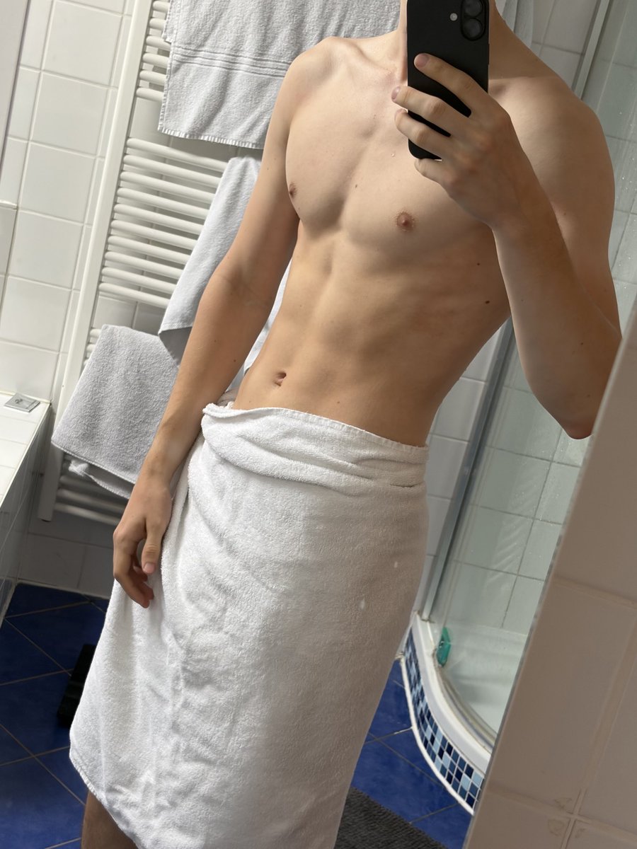 youravgboy's tweet photo. Is twink death coming for me? 🥺 https://t.co/k6G1qijopK