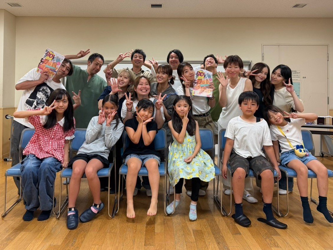 SOTOGUMI's tweet photo. 初めて全員揃っての稽古✨

今のままでも作品としてちゃん成立してる‼️
でも、きっとコレで終わらないのがこの座組🙆
面白くなるための努力を惜しまないメンバーが揃ってます💮

可愛い子供達の感性も本当に素晴らしい😆

期待してお待ち下さい🎭✨

#三上潤
#えんじーる
#90sデイズ
#外組 https://t.co/kHT2X91E8j