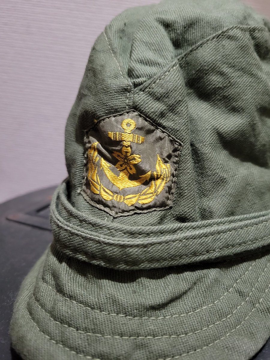 cyekoshiki226's tweet photo. 日本海軍の略帽

1枚目 以前入手した物
2枚目 新たに入手した物

帽章の取り付け方が異な���。 https://t.co/P58AUf8eHi