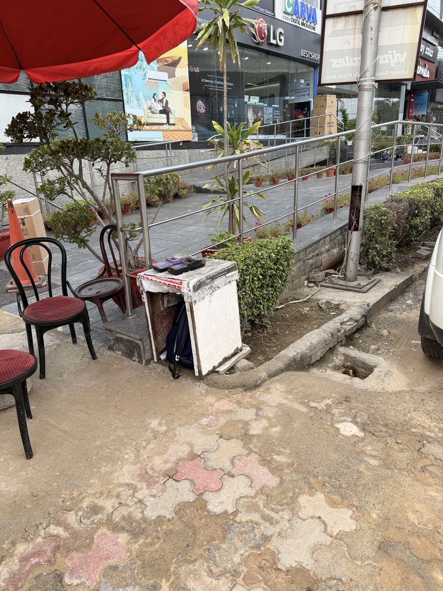 aandlay's tweet photo. #Theplazamall MG road Gurgaon, seems to think they own the service road &amp; are charging parking fees from vehicles. 
How so?
When questioned they say it’s Mall management decision. 

@gurgaonpolice @TOIGurgaon @TrafficGGM @htTweets https://t.co/j4NKoFSfBX