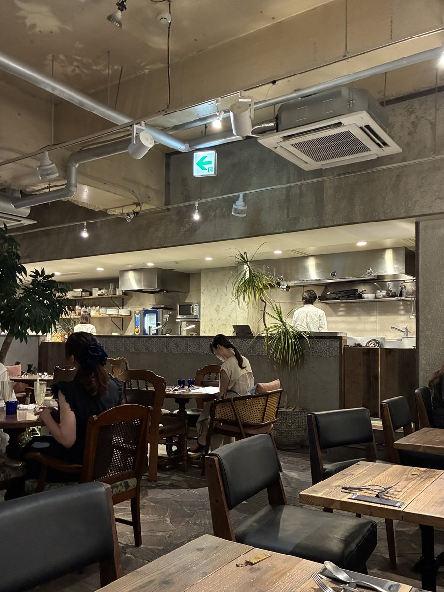 884Yasuko's tweet photo. 昨日は次女とスウェーデンテキスタイル展に行ってきました
最寄り駅から5分程歩いた所で早目のお昼を取り、そこからは木陰を歩き美術館に着きました
母娘やマダムグループ、暑い中平日でも沢山来場されてました https://t.co/NV07iaQKNC