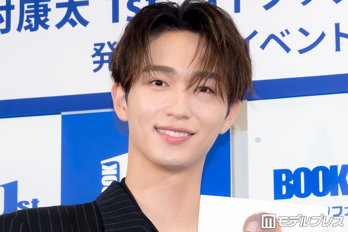 modelpress's tweet photo. 野村康太「ブルーロック」イベント前日に
共演者とサウナへ

「みんなその日のためにビジュを整えて」
https://t.co/jj9m3y7D05

野村は「ブルーロック」ワールドプレミアに向けて減量し「結構ちゃんと絞ってビジュアルを整えて行きました」と舞台裏を告白。3日前に髪を切り、前日にはヘッドスパ2軒を巡ったほか、綱啓永、樋口幸平とサウナへ。「『むくみ取ろうぜ！』って、むくみ取ってました」と、イベントに向けてコンディションを整えたことを明かした。