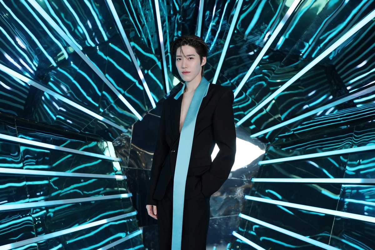 webstarupdate's tweet photo. สมมงตัวท็อป! "พีพี–กฤษฏ์" อวดออร่าพรีเซนเตอร์ โปรแกรม “Oligio X The X-MODE” ยกระดับกรอบหน้าคมชัดแบบที่เป็นคุณ
#OligioX #XMODE #eXtraLift #PPKRITxOligioX #PPKritt
ออร่าเกินต้าน! เมื่อนักแสดงและศิลปินสุดฮอต "พีพี–กฤษฏ์ อำนวยเดชากร" ปรากฏตัวในลุคสุดเป๊ะสะกดทุกสายตา ขึ้นแท่นพรีเซนเตอร์ของโปรแกรม Oligio X The X-MODE ในงานเปิดตัวสุดยิ่งใหญ่แห่งปี "eXtra Lift In Your Own Way" จัดโดย วอนเทค เอเชีย ไทยแลนด์ (WONTECH ASIA, THAILAND) ผู้นำด้านนวัตกรรมความงามกลุ่มเลเซอร์และยกกระชับผิวหน้าจากเกาหลีใต้ ผู้ผลิตและจัดจำหน่ายเครื่อง Oligio X นวัตกรรมยกกระชับผิวด้วยคลื่นความถี่วิทยุขั้วเดียว (Monopolar RF) พร้อมเปิดตัวโปรแกรม "Oligio X The X-MODE" อย่างเป็นทางการ บรรยากาศภายในงานคึกคักด้วยดีกรีความสนุกของการปรากฏตัวของนักร้องและนักแสดงหนุ่มหล่อ ต้าห์อู๋–พิทยา แซ่ฉั่ว, ดีเจพุฒ–พุฒิชัย เกษตรสิน และ ริท–เรืองฤทธิ์ ศิริพานิช ที่มาร่วมสร้างสีสันภายในงาน เรียกว่าเป็นอีกหนึ่งอีเวนต์บิวตี้แห่งปีที่อบอวลไปด้วยความคึกคักและความยิ่งใหญ่ เมื่อวันที่ 22 กรกฎาคม 2569 ณ ลานอีเดน ชั้น 1 เซ็นทรัลเวิลด์
นอกจากการเปิดตัว "พีพี–กฤษฏ์" ในฐานะพรีเซนเตอร์แล้ว อีกไฮไลต์สำคัญอยู่ที่การเปิดตัวโปรแกรม Oligio X The X-MODE ที่โดดเด่นด้วยเทคโนโลยี GX Dual Mode พัฒนาขึ้นเพื่อสามารถเลือกแนวทางการดูแลผิวได้อย่างเหมาะสมกับแต่ละบุคคล โดยมี G Mode ที่ได้รับการออกแบบเพื่อการส่งพลังงานในระดับที่เหมาะสมสำหรับการดูแลปัญหาความหย่อนคล้อยและช่วยดูแลคุณภาพผิว ด้าน X Mode ถูกออกแบบมาเพื่อช่วยเสริมความคมชัดของกรอบหน้าให้แลดูมีมิติและช่วยดูแลปัญหาความหย่อนคล้อยบริเวณกรอบหน้า ตอบโจทย์คนยุคใหม่ที่ใส่ใจการดูแลตัวเองในทุกมิติ สอดรับกับเทรนด์ Wellness & Longevity ที่กำลังได้รับความนิยมทั่วโลก สะท้อนแนวคิด "Skinvestment" หรือการลงทุนเพื่อสุขภาพผิวในระยะยาว ที่คนยุคใหม่หันมาให้ความสำคัญกับการดูแลตัวเองอย่างต่อเนื่อง
พีพี–กฤษฏ์ เปิดใจในฐานะพรีเซนเตอร์ถึงเคล็ดลับการดูแลตัวเองว่า “พีเป็นคนที่ค่อนข้างสังเกตตัวเองอยู่แล้วครับ เวลาเจองาน หรืออยู่กล้องบ่อย ๆ ก็จะรู้สึกได้ว่าอยากดูแลตัวเองให้มั่นใจมากขึ้นในบางจุด พอถึงเวลาที่คิดว่าอยากดูแลเพิ่มเติม พีก็เลือกเข้าไปปรึกษาคลินิกที่มีความเชี่ยวชาญและมีเทคโนโลยีที่น่าเชื่อถือ เพื่อให้คุณหมอช่วยประเมินว่าอะไรเหมาะกับเรามากที่สุด เพราะแต่ละคนมีโครงสร้างใบหน้าและความต้องการที่แตกต่างกัน ซึ่ง Oligio X เป็นหนึ่งในนวัตกรรมที่ได้ยินเสียงชื่นชมมาอย่างต่อเนื่อง จึงรู้สึกยินดีที่ได้ร่วมงานกับแบรนด์ในครั้งนี้ครับ”
นอกจากนี้ เมื่อถูกถามถึงนิยามคำว่า “eXtra” ภายใต้คอนเซปต์ “eXtra Lift In Your Own Way” ที่สะท้อนความเป็นตัวเองมากที่สุด รวมถึงความตั้งใจที่อยากส่งต่อแรงบันดาลใจในการดูแลตัวเองให้กับทุกคน พีพีได้เผยความรู้สึกว่า "สำหรับพีพี คำว่า ‘eXtra’ ไม่ได้หมายความว่าเราต้องพยายามทำให้เยอะกว่าคนอื่น แต่มันคือการให้เวลากับตัวเองเพิ่มขึ้นอีกนิดในแบบที่เราทำแล้วรู้สึกสบายใจ และไม่ต้องนำตัวเองไปเปรียบเทียบกับใครครับ พีอยากให้ความ eXtra ในเวอร์ชันของพีพี เป็นแรงบันดาลใจให้ทุกคนกล้าที่จะลุกขึ้นมาดูแลตัวเองในจังหวะและวิธีที่เหมาะสมกับตัวเองที่สุด ไม่ต้องรีบร้อน ไม่ต้องพยายามเหมือนใคร แค่เลือกทำในสิ่งที่เราทำแล้วรู้สึกมั่นใจเท่านั้นก็พอแล้ว”
นอกจากนี้ยังกล่าวถึงการกลับมาร่วมงานกับ Oligio Series อีกครั้งว่า “ความประทับใจที่มีต่อแบรนด์ตั้งแต่การร่วมงานครั้งก่อน รวมถึงการพัฒนานวัตกรรมอย่างต่อเนื่องของ Oligio X เป็นเหตุผลสำคัญที่ทำให้ตัดสินใจตอบรับการเป็นพรีเซนเตอร์อีกครั้ง รวมถึงแสดงความยินดีกับอีกก้าวความสำเร็จของ Oligio Series ที่ได้รับกระแสการตอบรับอย่างอบอุ่นและเติบโตอย่างต่อเนื่องทั่วไทย พีพีดีใจที่ได้เป็นส่วนหนึ่งของความสำเร็จนี้ และรู้สึกตื่นเต้นที่จะได้เห็นแบรนด์เติบโตต่อไปในอนาคต”
ผู้สนใจสามารถศึกษาข้อมูลเพิ่มเติมเกี่ยวกับ Oligio X และติดตามข่าวสารของ วอนเทค เอเชีย ไทยแลนด์ ได้ผ่านเว็บไซต์ https://t.co/Hetz0CnSqU รวมถึง Facebook: OligioX Thailand, Instagram: @oligiox_thailand และ LINE Official: @WontechTH พร้อมค้นหารายชื่อคลินิกที่ให้บริการ Oligio X ได้ที่ https://t.co/AzQGSfDovf
ภาพเพิ่มเติม>>> https://t.co/JKseY6wsai