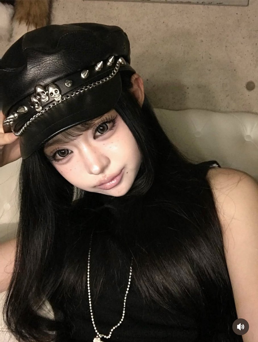 ago_kaicho's tweet photo. これが同一人物とは思えん。ダーク系統も似合うの強すぎるし、ほんっと女の子の可能性って無限大。 https://t.co/byBo2452in