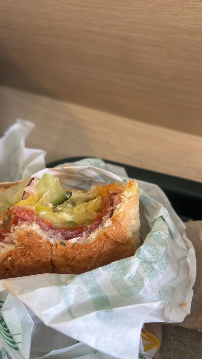 shelseaa0's tweet photo. no se en que momento subway se volvió una de las cosas más importantes para mí💔

te amo subway. https://t.co/wSgbbGi1ER