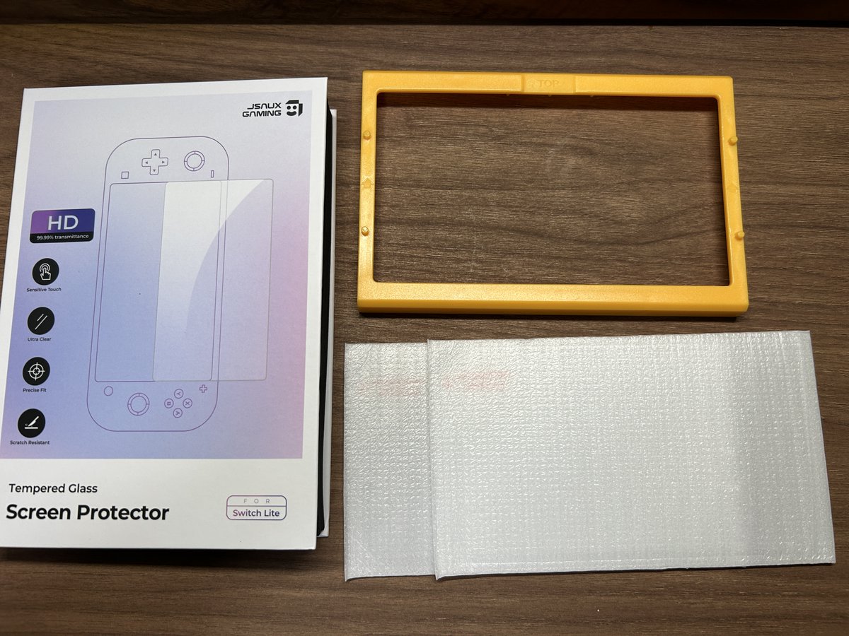 5115games's tweet photo. スイッチとライト用のフィルムを買ってみたんですが、最近はガイド付きなんてあるんですね～
1000～1500円位で2枚セットの物が買えました🤔

スイッチの方はガイドを押し当てて保護フィルムをスライドさせるだけだから、ホコリもそんなに気にしなくて良さそうなので綺麗に貼れそう😊 https://t.co/qvMEDYKATA