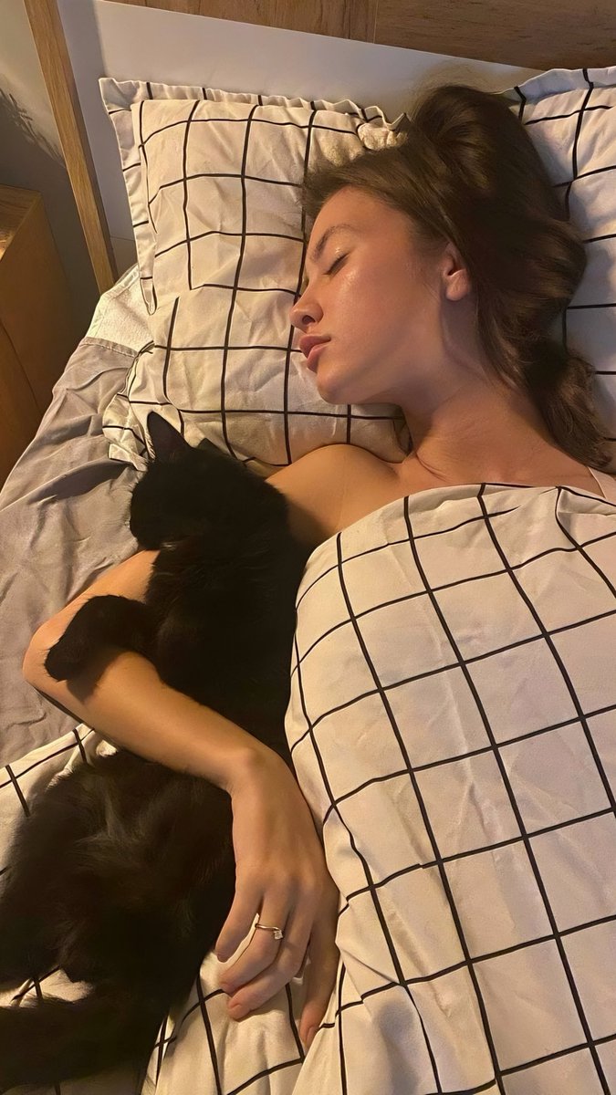dariaananeva's tweet photo. Aşk yaşıyoruz her sabah böyle 🖤😸 https://t.co/f2DF1ZeRS2