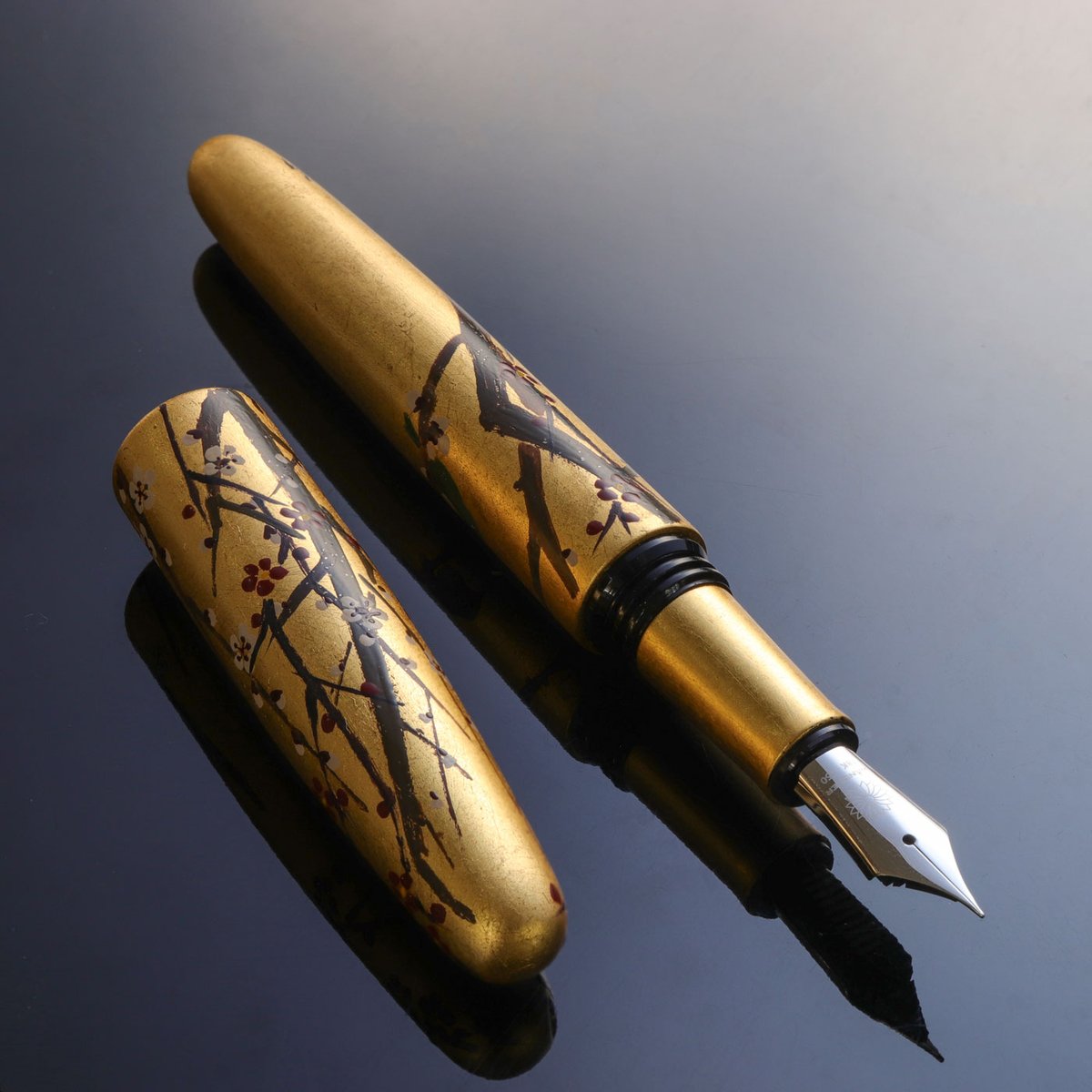【希少品】万年筆 蒔絵風 金箔調 展示会作品 漆芸家・廣田洋子が金箔蒔絵で描く「梅に花吸」。 春の訪れを告げる梅