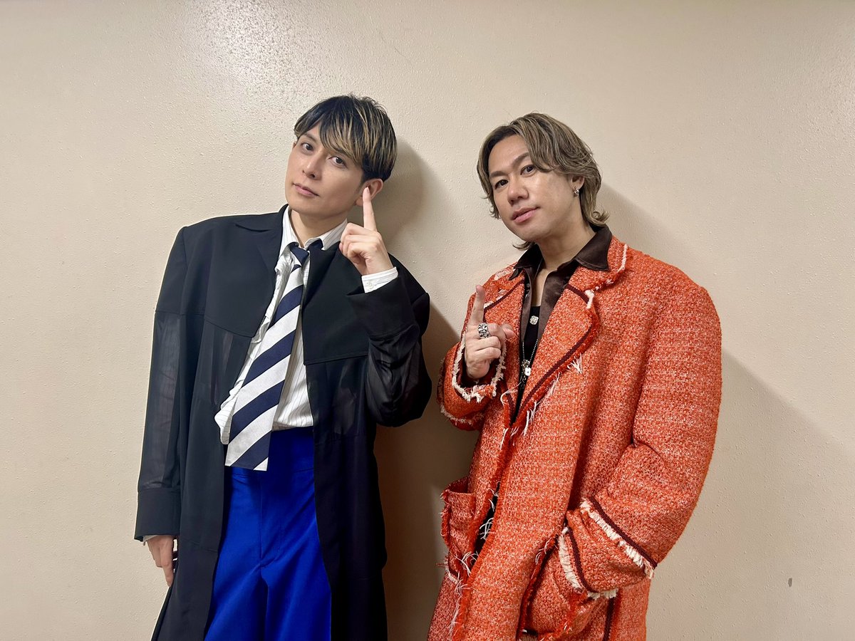 CHEMISTRY_2011's tweet photo. ツアー「Beyond "The 2 Pulse"」初日の東京公演ありがとうございました✨

皆さんにお披露目出来る日を今か今かとワクワク・ソワソワしながら迎えた初日でございました��

本当に…楽しかったですね！！

2公演目は
7/26(日)三重公演です🦐

お待ちしております🔥

#ケミストリー
#beyondthe2pulse
#ELSEE @elsee_official 

出演してくれたELESSも一緒にパシャリ📸