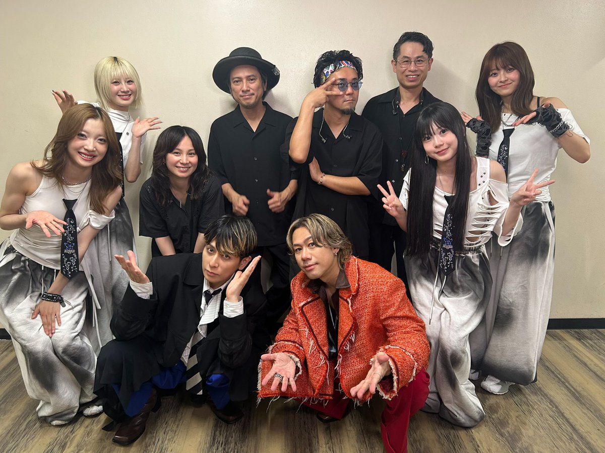 CHEMISTRY_2011's tweet photo. ツアー「Beyond "The 2 Pulse"」初日の東京公演ありがとうございました✨

皆さんにお披露目出来る日を今か今かとワクワク・ソワソワしながら迎えた初日でございました��

本当に…楽しかったですね！！

2公演目は
7/26(日)三重公演です🦐

お待ちしております🔥

#ケミストリー
#beyondthe2pulse
#ELSEE @elsee_official 

出演してくれたELESSも一緒にパシャリ📸
