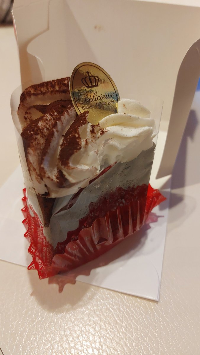 citronruby's tweet photo. 一昨日誕生日でした。まあ仕事です。
でもスタッフがプレゼントにケーキくれたので食べました。うれしいねぇ。 https://t.co/CoY8ffer0z