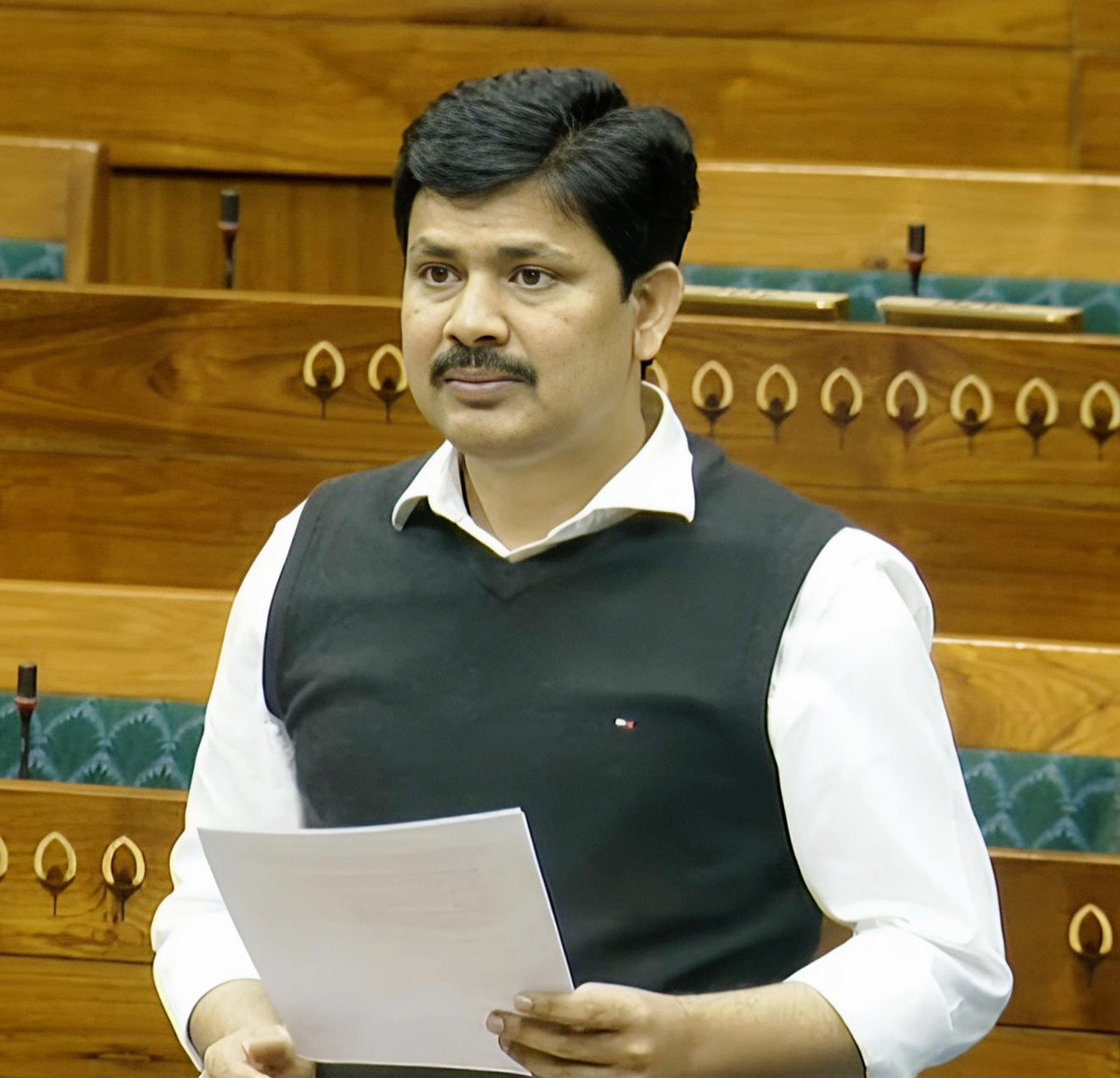 GuruMYSRCP's tweet photo. మెగా డీఎస్సీ-2025 అక్రమాలపై లోక్‌సభలో చర్చకు నోటీసు ఇచ్చిన వైసీపీ ఎంపీ.

ఆంధ్రప్రదేశ్‌లో నిర్వహించిన మెగా డీఎస్సీ–2025 ఉపాధ్యాయ నియామక ప్రక్రియలో అక్రమాలు జరిగినట్లు ఆరోపణలు వస్తున్న నేపధ్యంలో, పారదర్శకత లోపాలు, ప్రశ్నాపత్రం లీకేజీ అనుమానాలు, మెరిట్ జాబితాల గోప్యత, స్పోర్ట్స్ కోటా అవకతవకలపై లోక్‌సభలో చర్చ జరపాలని వైఎస్సార్‌సీపీ ఎంపీ డాక్టర్ మద్దిల గురుమూర్తి వాయిదా తీర్మాన నోటీసు ఇచ్చారు.

#AdminPost #MegaDSC #AndhraPradesh #TirupatiMP #MaddilaGurumoorthy #YSRCongressParty