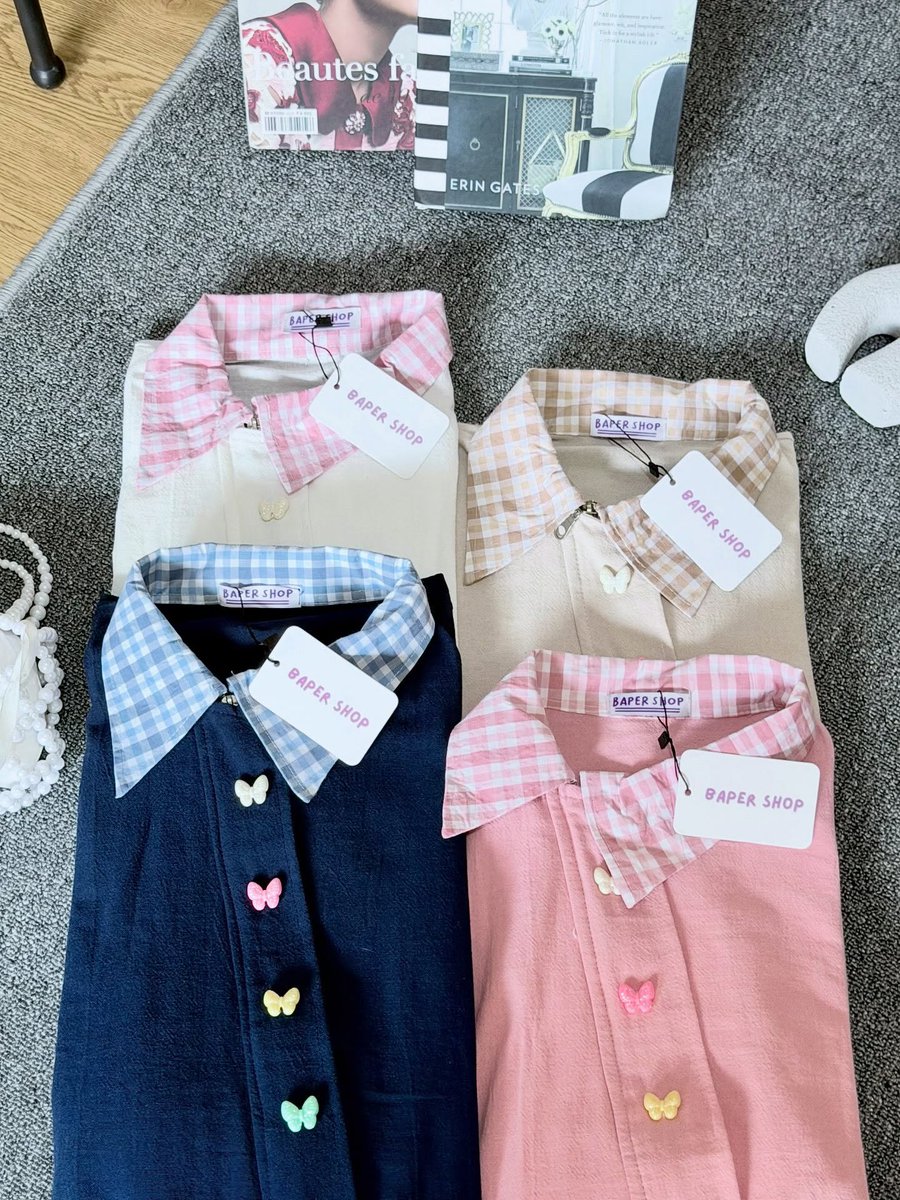 rubahywuebei's tweet photo. Gemes banget modelnya 😭🩷 
Detail kerah kotak-kotak dan kancing kupu-kupunya bikin look simple tapi manis https://t.co/DSFRspR9S6