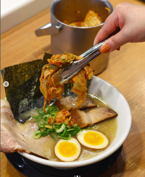 RamenKobeTaro's tweet photo. いつもご利用いただきありがとうございます🍜
神戸発祥のラーメン店「らぁめん神戸たろう」です！

食べ放題でご提供させていただいております自家製キムチ、
販売もしておりますので、
家でも食べたいなぁ...というみなさま、ぜひ！
#ラーメン神戸たろう #神戸ラーメン
#らぁめんたろう #ラーメン https://t.co/nKgcjUedlg