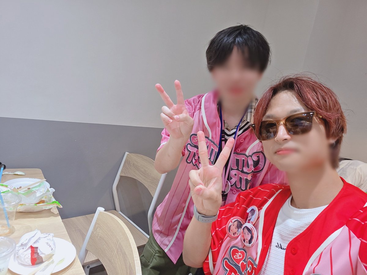 Sixyunin's tweet photo. 7/19 第一回きゅーてすと会

初めて開いて20人も集まってくれました👏👏
皆さんありがとうございますー！！
そして、あまには内緒で
みんなではぴばう流しながら
バースデーサプライズ🎂🎉

自分が忙しい時幹事してくれた
味噌には本当に感謝😭✨
みんな大好きですーっ！！！！！

#きゅーてすとと繋がりたい