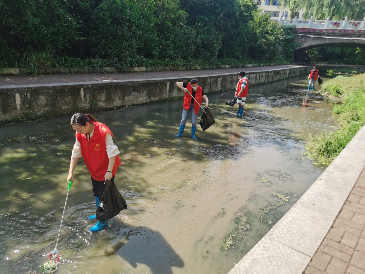 7b6470fe7e9847a's tweet photo. Just wrapped up a 3-hour river cleaning volunteer session with local neighbors—picked up 20kg of trash and got to enjoy the sunset over the clean waterway. Small acts add up! #VolunteerWork https://t.co/wJtQAXXG7G