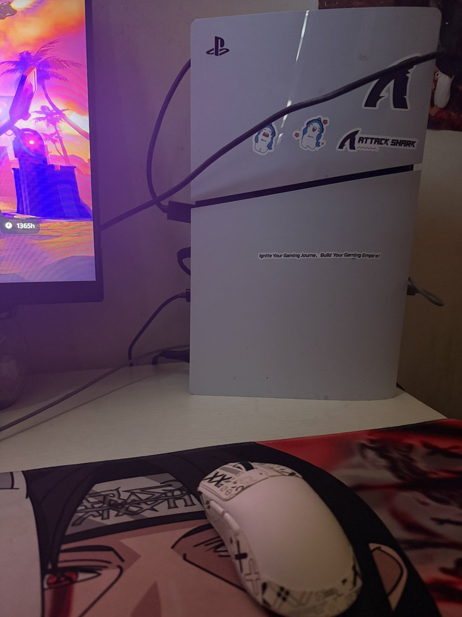 Vettbtw's tweet photo. @LacyHimself Lacy I want to be a fornite competitive pro and I would love a pc I’m also a 3 year subscriber and have been watching you since the clix day. Also I play on console and it would help a lot https://t.co/tQ4rGD4bul