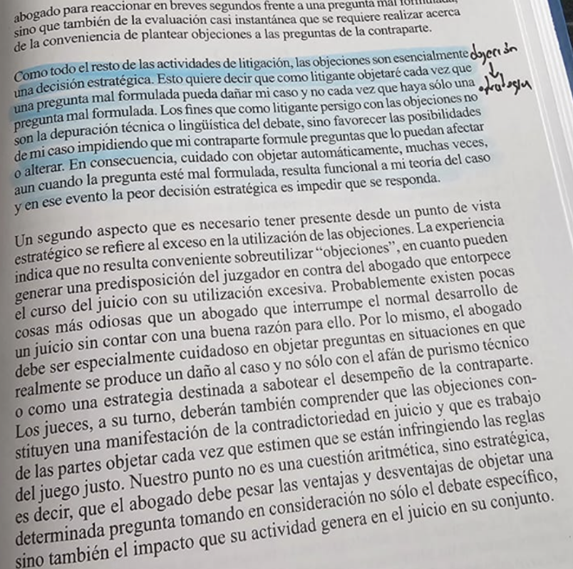 Soyd3lmonton's tweet photo. OBJECION, SU SEÑORIA... PERO YA ES COMO LA QUINTA ABOGADO-> EL VALOR ESTRATEGICO DETRAS DE LAS OBJECIONES
Existe una cierta errada filosofía en cierta mayoría de litigantes, que es creer que las objeciones es una patente de corso para joder a la contraparte durante el EXAMEN DIRECTO o EXAMEN CRUZADO. 
Como si botar un rosario de objeciones fuera la mejor técnica dentro de juicio oral, hay una regla que uno suele encontrar en los MANUALES DE LITIGACIÓN, especialmente de los gringos: "EL BUEN LITIGANTE SOLO HACE AQUELLO QUE FAVORECE A SU TEORIA DEL CASO".
Lo mismo pasa con las objeciones, objetar es estrategia, planeación y manejo, el litigante no debe buscar la depuración o catarsis de la técnica, lo que buscamos es blindar a nuestra teoría del caso de premisas fácticas dañinas.
El otro fenómeno que muchos litigantes ignoran, es como es percibida su actividad de objetar por el juez o magistrado, es poco creíble que al percibir el juez su cuarta o quinta objeción al mismo asunto o temática, se  aproxime más a los intereses que usted busca con su teoría del caso.   
¿Por que es esto? Sencillamente porque las objeciones son producto de la estrategia y la planeación, no de no dejar que la contraparte pregunte. Otra situación que ayuda a este desastre, es que al legislador penal en Colombia se le olvido fijar reglas claras para las objeciones. 
Cosas tales como reglas de la objeción, se pueden objetar las preguntas del juez o del ministerio público, que se puede objetar y que no. Si hay disposiciones pero son muy abstractas y generales, es como ir cazar sin saber a que y a que no le podemos disparar. 
Las objeciones son como las balas para el buen cazador, hay que usarlas en el momento justo...objetar como tantas otras cosas en la litigación penal son un arte.