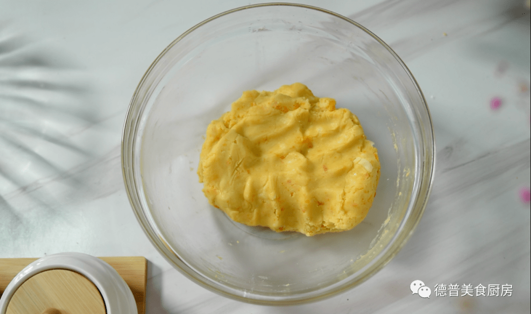 SekiPark_'s tweet photo. Obsessed with this buttery salted egg yolk cookie! Perfectly crumbly, not too sweet—already grabbing the next pack to share with my snack squad. https://t.co/fH6B1PDo8u