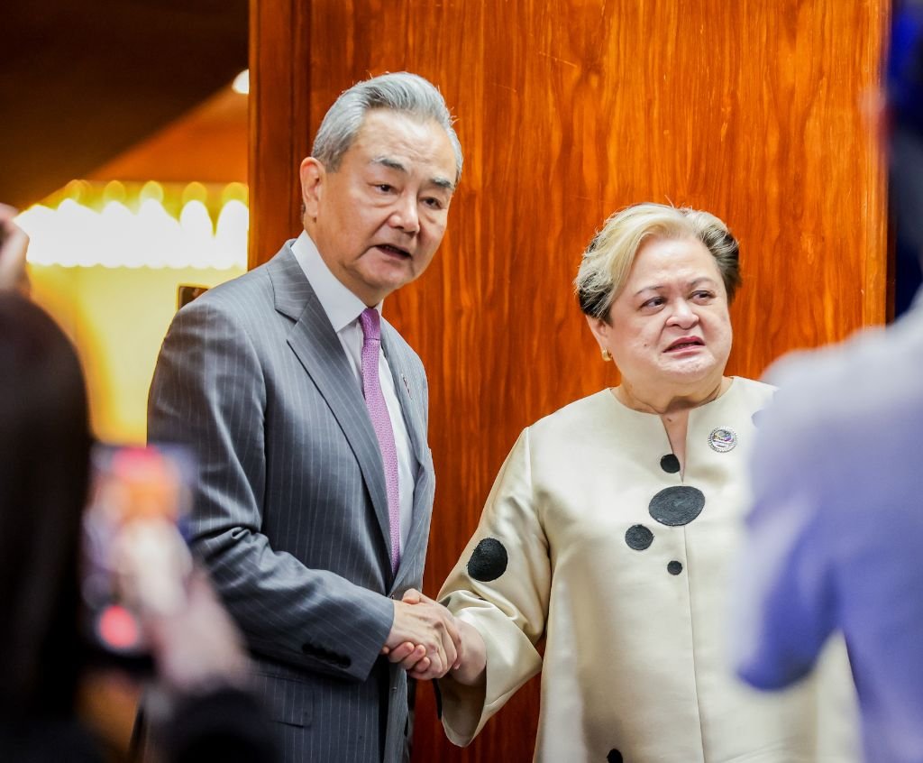 PDChina's tweet photo. The China-Philippines relations now stand at a crossroads, and it falls to the Philippine side to make correct, rational decisions about the path ahead, Chinese Foreign Minister Wang Yi said on Wednesday.  
Wang, also a member of the Political Bureau of the Communist Party of China Central Committee, made the remarks during his meeting with Philippine Foreign Affairs Secretary Ma. Theresa Lazaro in Manila, the Philippines.  
The Chinese foreign minister elaborated on China's stern position to the Philippine side and lodged a strong protest against the reckless conduct of Philippine personnel ramming Chinese law-enforcement vessels at Ren'ai Jiao.
https://t.co/n2w0sF8ktp