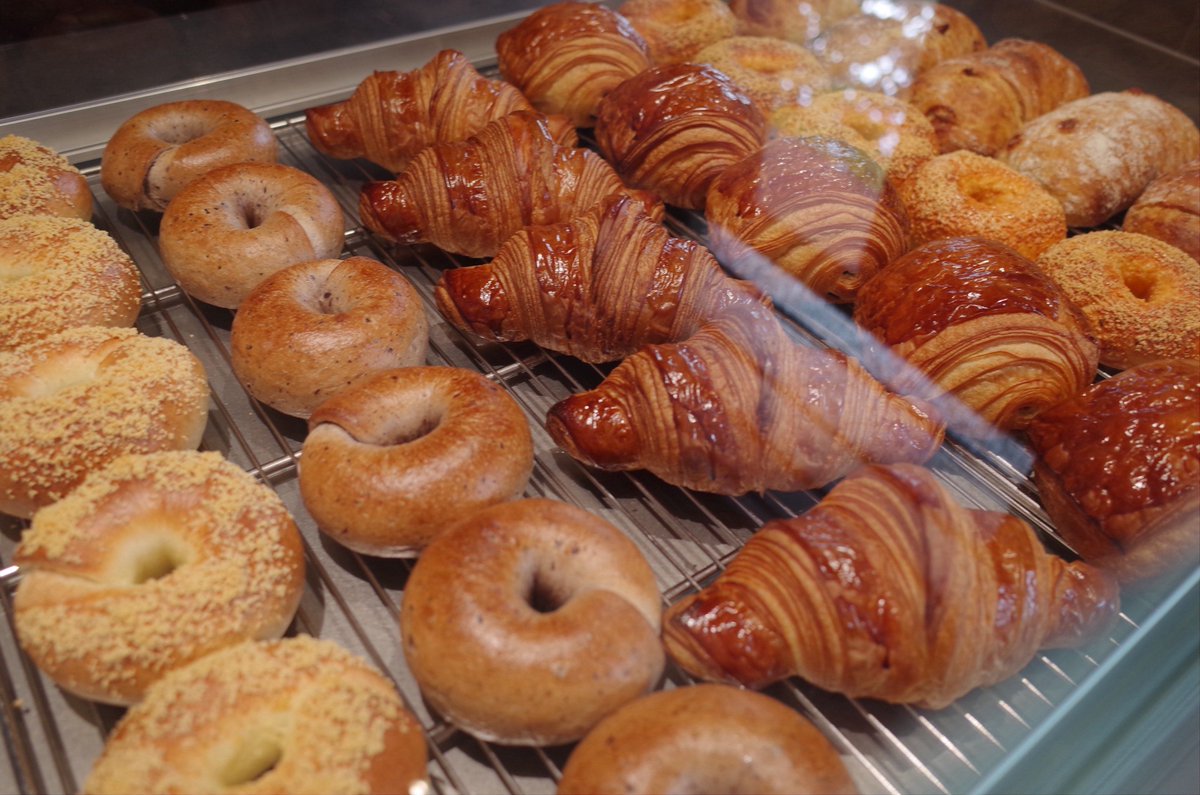 YRceramic's tweet photo. Just grabbed a warm, flaky crosta from the corner bakery—this buttery, crispy morning bite just made my whole day， https://t.co/iKHr0MPUkJ