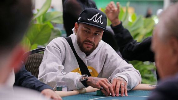 liberta___depre's tweet photo. Neymar fica fora do top 27 e sai de campeonato de pôquer sem embolsar nada

Camisa 10 do Santos pagou R$ 25.000 para participar do BSOP Winter, mas acabou sendo eliminado pelo colombiano Sebastian Fonseca.

Como apenas os 27 melhores colocados receberam premiação em dinheiro, Neymar Jr. deixou o torneio sem embolsar qualquer valor.

Via: @ESPNBrasil / @Poder360 

📷Divulgação