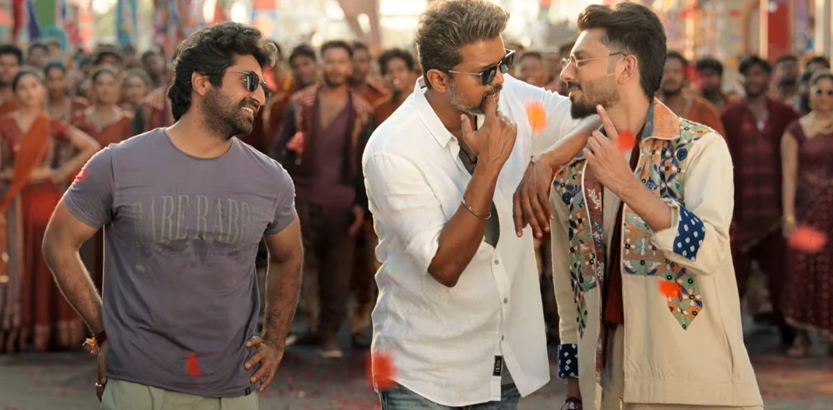 CinemaWithAB's tweet photo. #JanaNayagan - 'ThalapathyKacheri' what a surreal theatrircal vibe moment with fans🤩🕺

Especially that surprisingly packaged last one minute with the tribute for ThalapathyVijay from his previous films👌

Fans went on crazy mode for that One last dance from ThalapathyVijay ♥️. Anirudh Never disappoints👏
