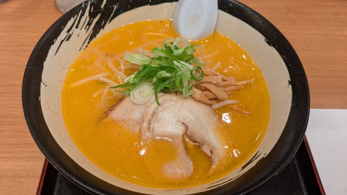 77purupuru's tweet photo. 新千歳空港で味噌ラーメン流し込んでソフトクリーム食べた https://t.co/Kj6vbVNcbo