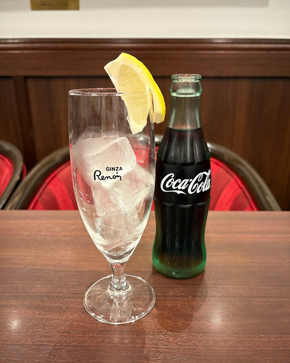 Ginzarenoir_co's tweet photo. #喫茶室ルノアール では、コカ・コーラを瓶でご提供しております🥤
サイドメニューからバニラアイス(+100円)やホイップクリーム(+80円)をトッピングするのもおすすめ！
炭酸のシュワシュワ感とまろやかな甘さがベストマッチ🍨
お近くの店舗で、ぜひお試しください。
#瓶コーラが飲めるお店 #ルノアール https://t.co/nidZ1EHQbh