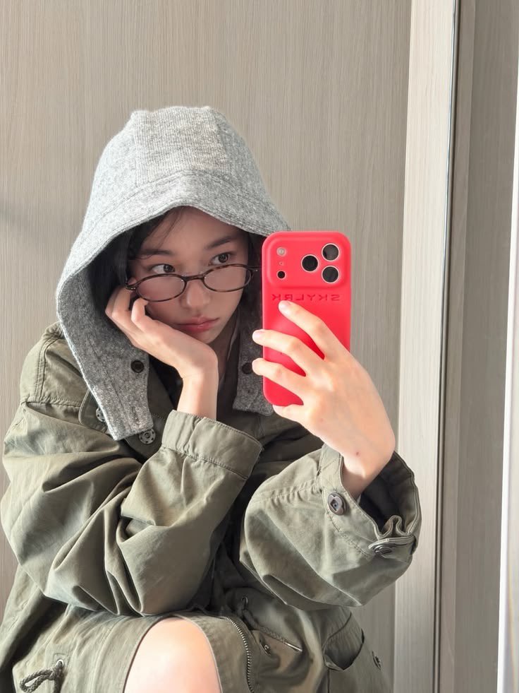 itszweedy's tweet photo. Drop your favorite actress/idol/actor who likes mirror selfies 

Me: Roh Yoonseo &amp; IU 💕 https://t.co/2sTKhPaSq2