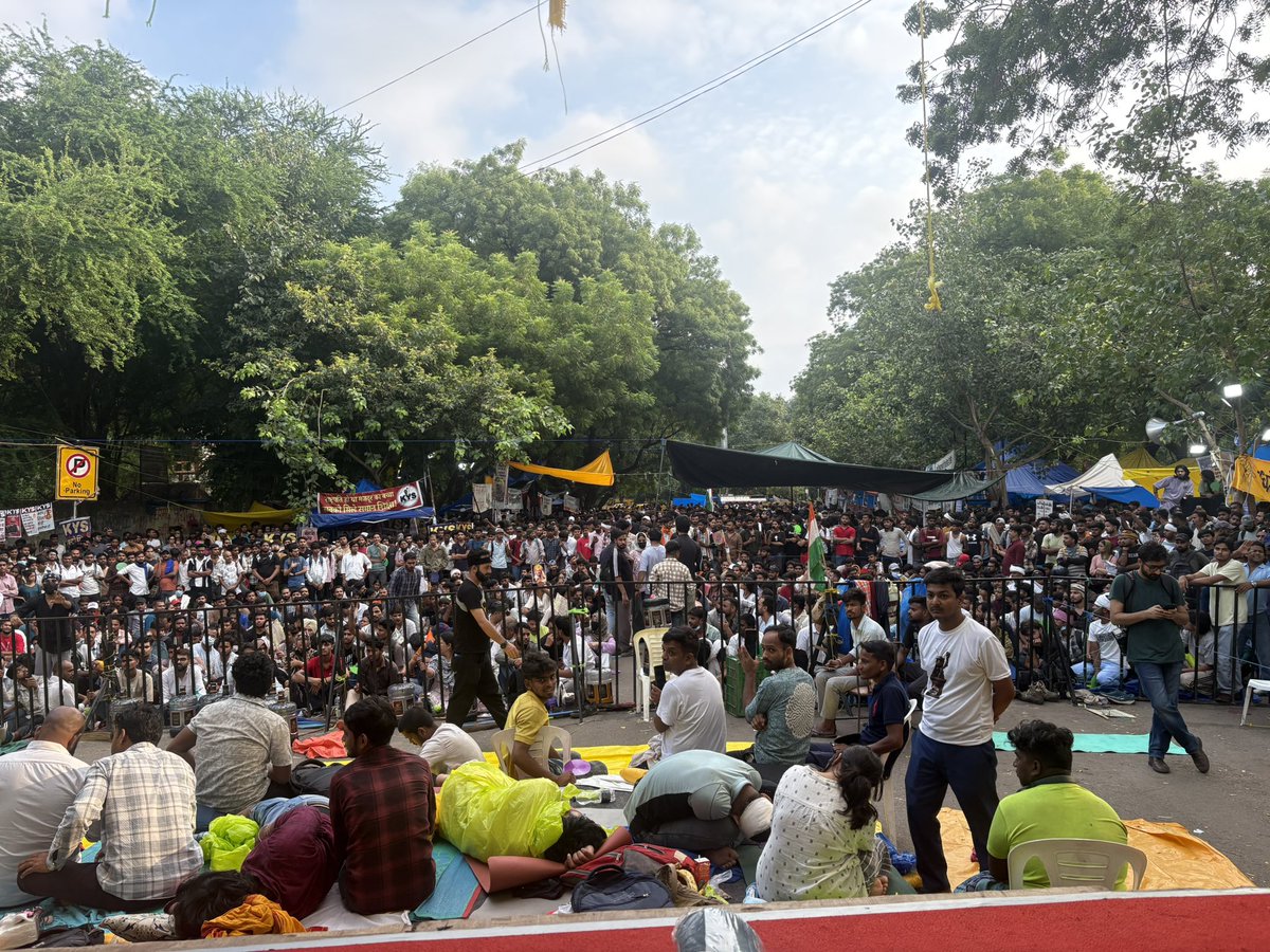 AshutoshRanka's tweet photo. Yesterday, Delhi Police cracked down heavily on protesters outside Jantar Mantar.

Internet was shut down. People brutally lathicharged.

And yet, this is today morning at Jantar Mantar. https://t.co/wKOyuS21Ei