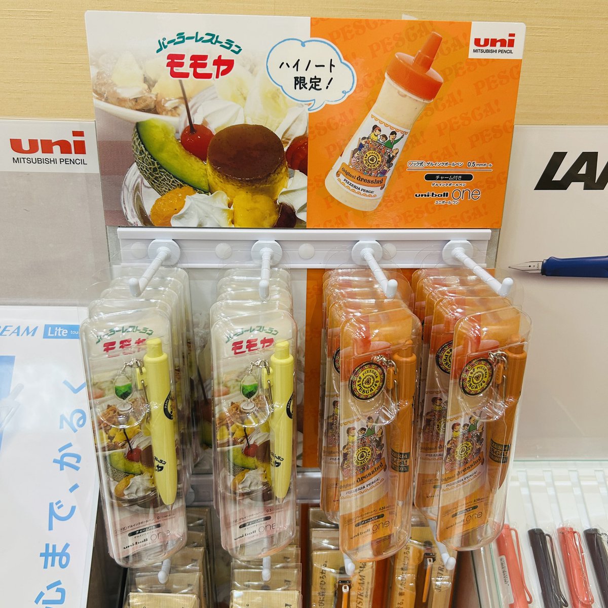 Hi_NOTE_KIKAKU's tweet photo. #ハイノートEXPO2026 

地元企業コラボグッズ②
#前橋中央商店街 にあるパーラーレストラン #モモヤ の #ユニボールワンP が登場！
かわいいキャラクターロゴに、パーラーにちなんだクリームソーダのキーホルダーがポイント！
#三菱鉛筆 ブースでご用意してますのでお早めに〜♪ https://t.co/R0kUJCSCjC