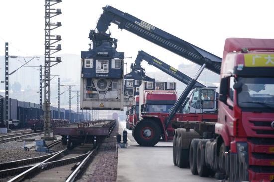 aseaninfohub's tweet photo. #ChinaASEANTrade As of end of June, #China-#Laos Railway has expanded its cargo categories from 10+ at launch to over 3,900, ranging from NEVs, tropical fruits to herbs and medicinal materials.
19 countries reached
7,000+ Chinese foreign-trade entities served: Kunming customs. https://t.co/zmuNtOsKJu
