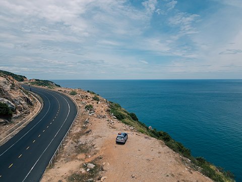 MexicoInsurance's tweet photo. Cuota vs. Libre? 🚗#Cuotas (toll) are better maintained than Libre (free) roads. They are smoother, fenced for livestock, patrolled by the #GreenAngels for roadside assistance. Mexico is trying to phase out cash lanes, so get a PASE toll sticker at an #OXXO but keep pesos too. https://t.co/j9fRuzqgiw