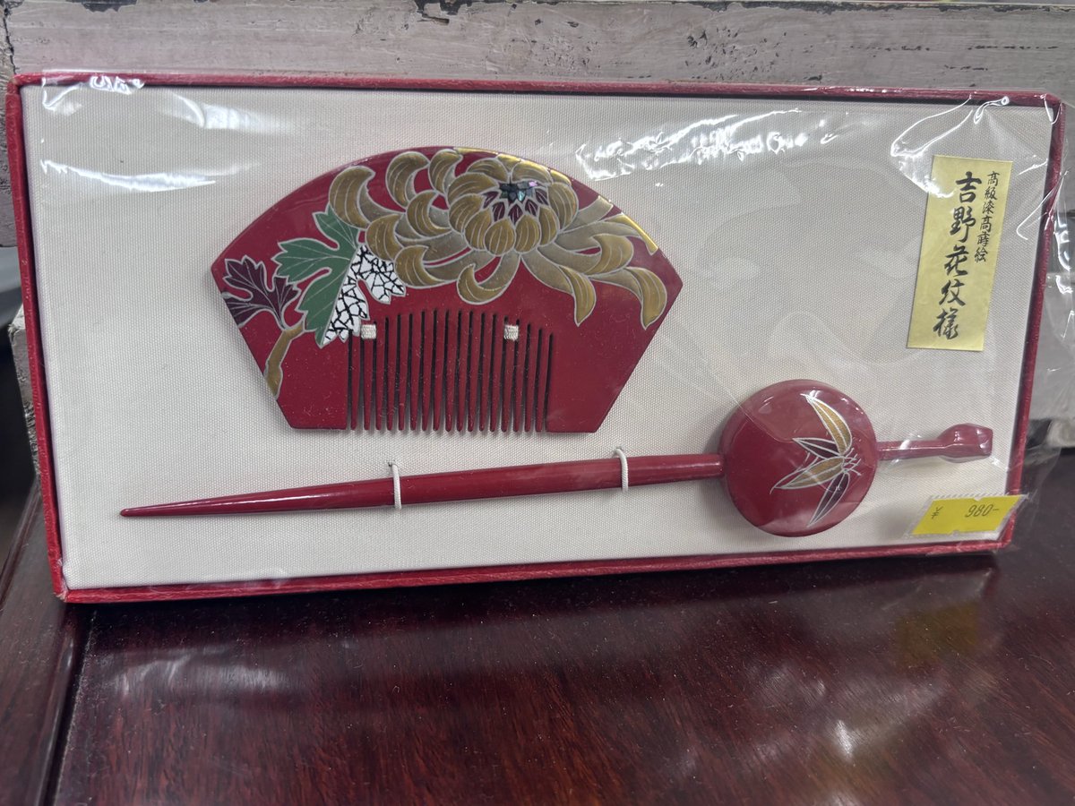 ReuseStore_ECOZ's tweet photo. 吉野花紋様
赤漆塗りの櫛・かんざしセット
入荷いたしました

未使用品になります☆

税込価格980円

 #リサイクルショップ #自転車 #昭和レトロ #家具 #配達無料 #設置無料 #清瀬市 #新座市 #西東京市 #東久留米市 #小平市 #練馬区 #処分 #買取 #回収 https://t.co/euoJpU1aHR