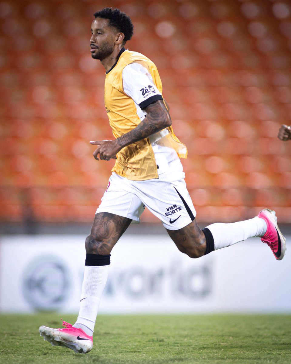 VascodaGama's tweet photo. Após a partida, ainda no gramado do Estádio Atanasio Girardot, o plantel vascaíno deu início aos treinamentos focados na próxima partida válida pelo Campeonato Brasileiro. ⚽️💢

📸: Matheus Lima | #VascoDaGama https://t.co/MqJAEiRzzW