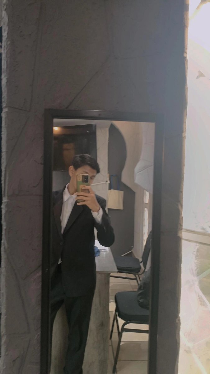 Dani06079's tweet photo. Okey pero de traje me veo bien eh 😁 https://t.co/7zsE3xl9bG