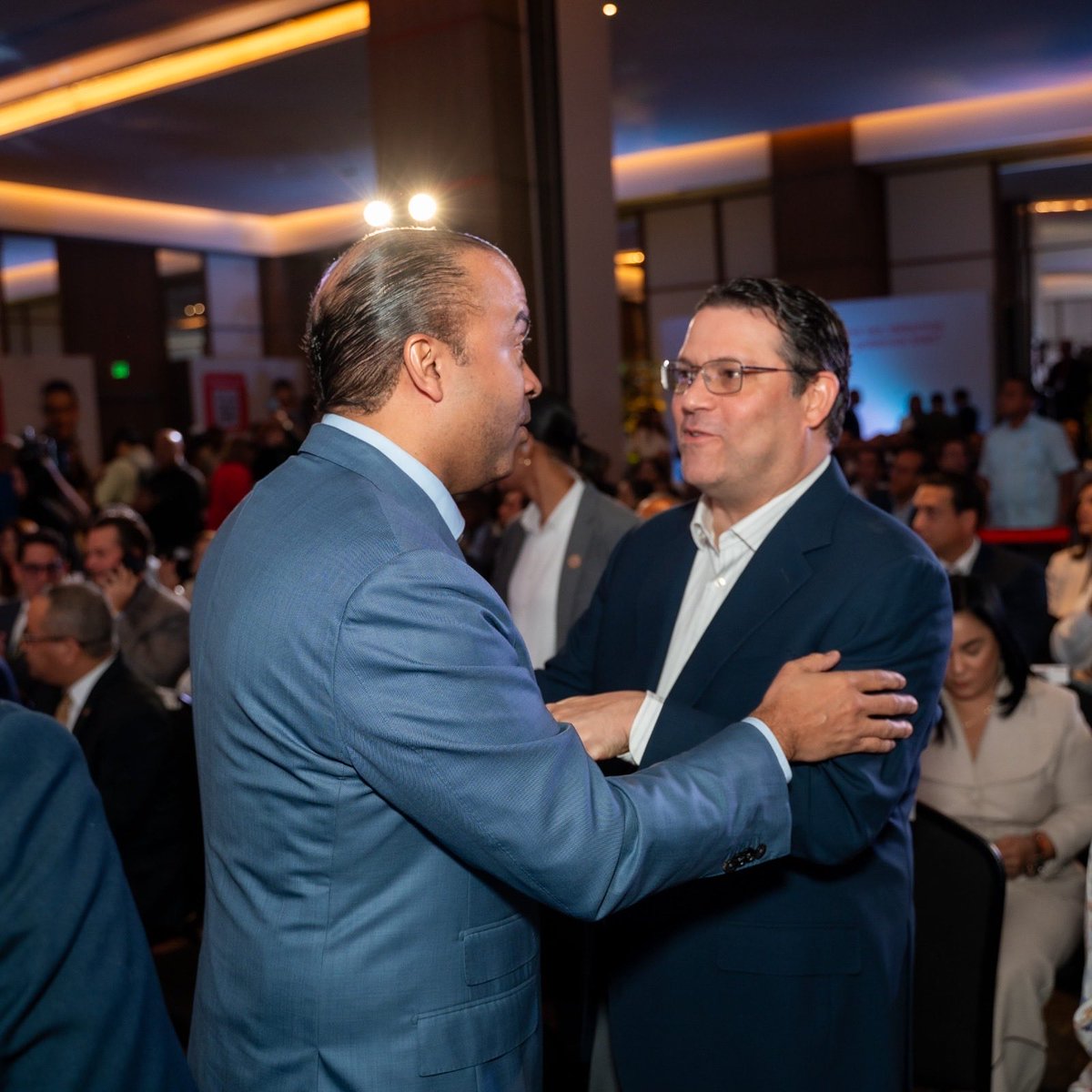 spereyrarojas's tweet photo. ¡Qué gusto poder acompañar a @SanzLovaton en la presentación de su libro “Hacerse oír”!

Conozco el compromiso y las convicciones con las que Yayo ha construido su trayectoria, y esta obra recoge parte de ese camino, sus experiencias y su visión sobre la República Dominicana.

Felicidades, Yayo, por este aporte al diálogo democrático y a la reflexión sobre los desafíos y las oportunidades de nuestro país. Te deseo el mayor de los éxitos con esta publicación. 🇩🇴📚