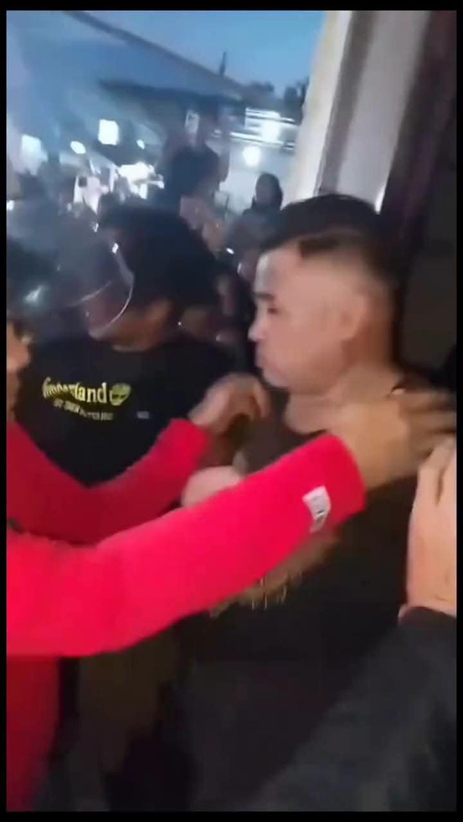 indepenSumatera's tweet photo. GURU BEJAD DI TANJUNGBALAI AKHIRNYA DITANGKAP! 🚨🤬

Seorang oknum guru yang tega mencabuli muridnya sendiri akhirnya berhasil diringkus pihak kepolisian tadi malam! Sosok yang harusnya jadi pelindung dan teladan malah berubah jadi predator berdarah dingin.

Kronologi & Fakta Kejadian⏰️

🔍 Modus Bujukan & Manipulasi: Pelaku memanfaatkan posisinya sebagai guru untuk memanipulasi dan mendekati korban dengan dalih tugas atau kegiatan sekolah.

🔍Aksi Bejad Terbongkar: Kasus ini terungkap setelah korban keberanian membongkar kejahatan pelaku kepada keluarga karena trauma yang mendalam.

🔍 Laporan Resmi & Penyelidikan: Orang tua korban yang tidak terima langsung melaporkan tindakan keji ini ke pihak kepolisian setempat.

🔍 Penangkapan Tadi Malam: Tak butuh waktu lama, polisi bergerak cepat dan mengepung serta mengamankan pelaku tanpa perlawanan tadi malam untuk diproses hukum.

⏳️Awak menuntut

🔍 Lembaga Pendidikan Harusnya Aman: Sekolah bukan tempat berkeliarannya predator anak!

🔍Hukuman Maksimal & Kebiri: Pelaku kejahatan seksual terhadap anak TIDAK BOLEH dimaafkan atau dijerat hukuman ringan!

🔍 Keadilan & Pendampingan Korban: Minta dinas terkait dan aparat memberikan perlindungan penuh serta pemulihan trauma (*trauma healing*) bagi korban.

Kawal kasus ini sampai tuntas! Jangan biarkan ada celah damai atau "kekeluargaan" untuk predator anak! 😡🔥

Yang mau lihat vidionya ada direply wak