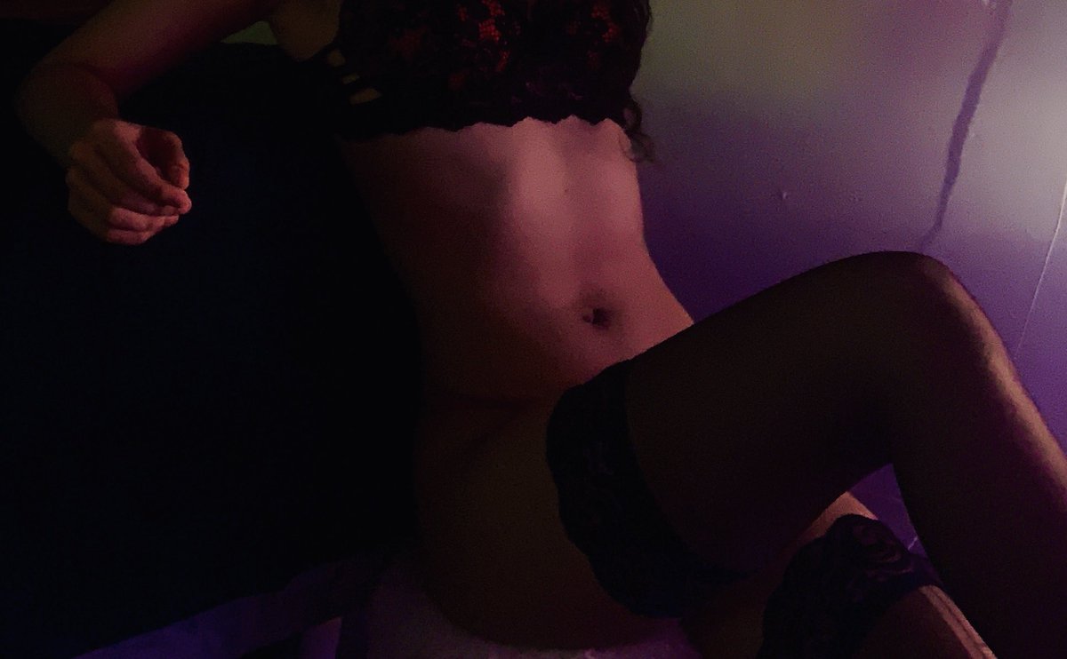 VeilValorine's tweet photo. Im bored. 

Entertain me in the dms ;) 

                           #nsfwtwtًً  #dmme #nsfw https://t.co/3RkvSEqPgQ