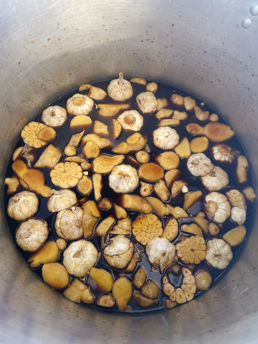 kglabo_nekomata's tweet photo. 周年で使うチャーシューは吊るし焼きで炭火の香り移してから特製醤油ダレで柔らかくなるまで炊く。

旨味を落とした醤油タレはそのままラーメンのタレに使用する🐈 https://t.co/WR87I1JpfP