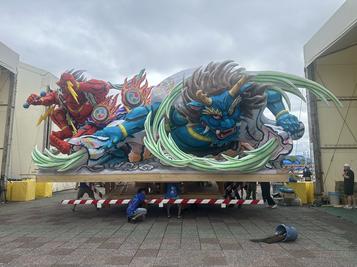 Aoyoshimaru8523's tweet photo. 午前中2台のねぶた台上げ完了🤩
推しである東北電力さんのねぶたも
無事にやっと上がりました😍

午後も残り2台台上げ❗️

1、Umios侫武多会（昨年までマルハニチロ）
「風神雷神〜瑞祥の息吹〜」
制作者＝手塚茂樹

2、東北電力ねぶた愛好会
「星の杜　妙見尊星王　伊達の三日月」
制作者＝立田龍宝 https://t.co/mn1UAih9l1