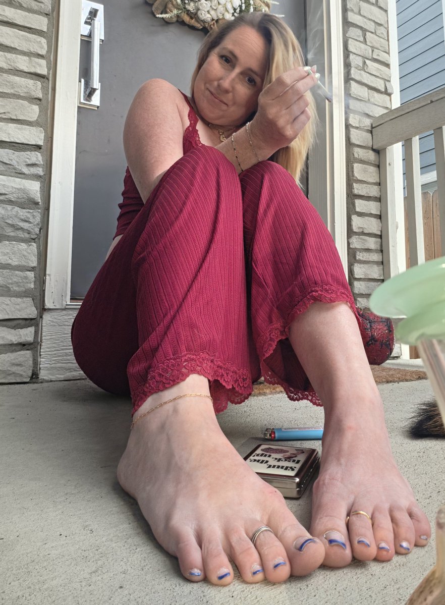 MamaViolett's tweet photo. Wednesday smoke sesh. 💨😶‍🌫️

Come match my energy... or fund it. 👆🏻🤭 https://t.co/74sRtyQeSr