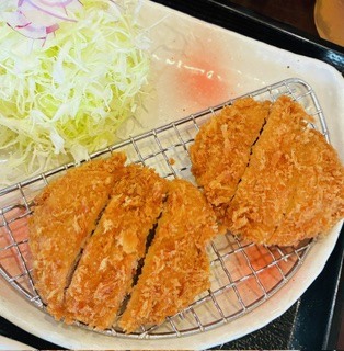 kochibanktodori's tweet photo. 高知は「肉」も美味しい。まずご紹介したいのは「豚」で、飼料にこだわる米豚・麦豚・芋豚がある四万十ポークが代表例。甘くて柔らかい身質で、個人的な一押しはひれカツです！
#高知ぐるめ https://t.co/iDPbD6hNQk