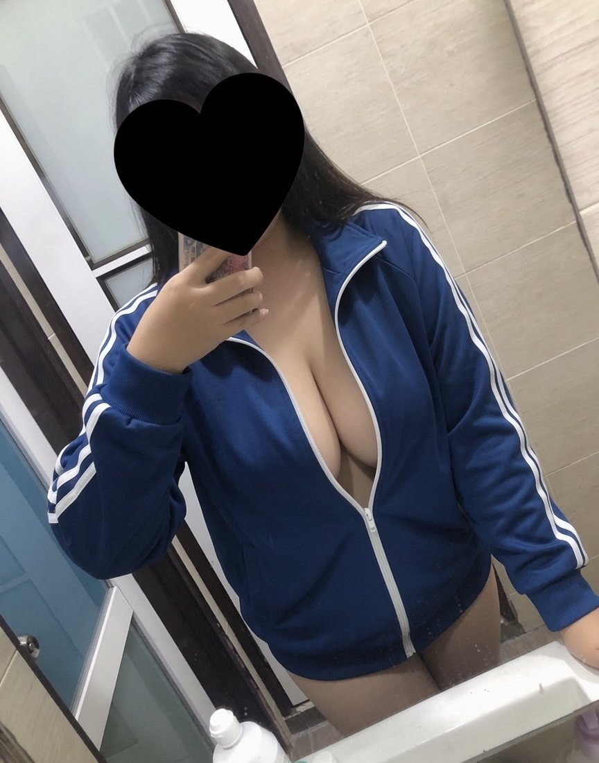 Natalie0775441's tweet photo. 上班被同事一直偷偷看
男生在什麼瞬間會突然對一個女生的好感度飆升
是認真工作的側臉
還是不經意的小關心呢 https://t.co/4OYXVMVvJE