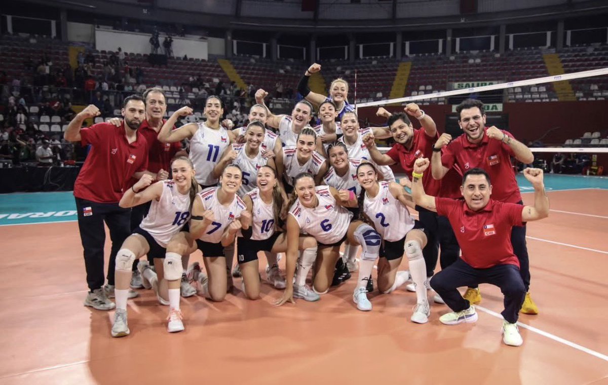 TeamChile_COCH's tweet photo. ¡GRAN INICIO! 🥰👏

El Team Chile 🇨🇱 de Vóleibol Femenino 🏐 superó a Perú 🇵🇪 por 3-0 (25-20/25-19/25-22) en su estreno en la Copa Sudamericana de Lima.

Mañana, enfrentarán a Bolivia 🇧🇴 (14:15 🇨🇱).

#VamosTeamChile 🇨🇱 https://t.co/cMvTrWq4zT