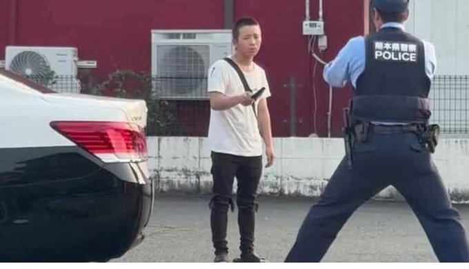 Awakend_Citizen's tweet photo. 熊本のコンビニ強盗

こいつ警察官が「刃物を捨てろ」と再三言ったのに応じなかった為、肩と太ももを撃たれたらしい

警察は「発砲が適切な取り扱いだったか」について現在調査中とのことだけど
いやいやいや
適切でしょ
むしろ表彰されるべき https://t.co/MyMEgx1wNi
