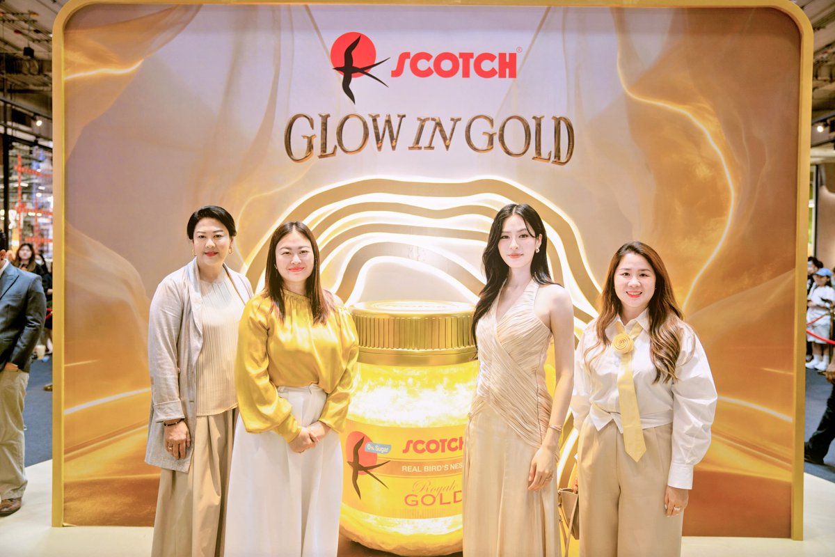 INFINITYENTTH's tweet photo. สก๊อตรังนก เปิดตัวรังนกแท้จากถ้ำธรรมชาติ 100% ไซส์ใหญ่ 150 มล. พร้อม "หลิงหลิง คอง" พรีเซนเตอร์คนใหม่ เจาะกลุ่มผู้บริโภครุ่นใหม่

LINGORM X SCOTCH THAILAND

#ScotchXLinglingWithOrm 
#Linglingkwong‌ #หลิงหลิงคอง‌ #LingOrm #หลิงออม 

สก๊อต ตอกย้ำความเป็นผู้เชี่ยวชาญด้านรังนกแท้จากถ้ำธรรมชาติของประเทศไทยเพียงหนึ่งเดียว เดินหน้าส่งมอบคุณค่าจากธรรมชาติ เพื่อสนับสนุนการมีสุขภาพและคุณภาพชีวิตที่ดีของผู้บริโภค ภายใต้ความมุ่งมั่นในการคัดสรรวัตถุดิบคุณภาพ พร้อมดูแลผู้บริโภคและคนที่คุณรักอย่างสมบูรณ์แบบจากภายในสู่ภายนอก

ด้วยประสบการณ์กว่า 40 ปี ในการผลิตและจัดจำหน่ายเครื่องดื่มรังนก สก๊อตคัดสรรรังนกแท้สีเหลืองทองจากถ้ำธรรมชาติ 100% ซึ่งหาได้ยากและมีมูลค่าสูงกว่ารังนกบ้านถึง 2–3 เท่า พร้อมอุดมด้วยสารอาหารที่มีคุณค่า เช่น ไซอะลิก แอซิด (Sialic Acid) และกรดอะมิโนที่จำเป็น 18 ชนิด ซึ่งมีส่วนช่วยสนับสนุนการทำงานของระบบภูมิคุ้มกัน และการดูแลสุขภาพผิว จึงสะท้อนถึงความเชี่ยวชาญของสก๊อตในการคัดสรรวัตถุดิบคุณภาพ และความไว้วางใจที่ผู้บริโภคมีต่อสก๊อตรังนกมาอย่างยาวนาน

ล่าสุด สก๊อตเดินหน้าปรับภาพลักษณ์ให้เข้าถึงกลุ่มผู้บริโภค พร้อมรุกตลาดคนรุ่นใหม่อายุ 20 ปีขึ้นไป ผ่านสินค้าใหม่ล่าสุด "สก๊อตรังนกแท้ ขนาด 150 มล." ไซส์ใหญ่ ราคาคุ้มค่า 79 บาท เพื่อมอบความอร่อย และสดชื่นที่มากยิ่งขึ้น พร้อมพัฒนาสูตรที่ตอบโจทย์ไลฟ์สไตล์ และความต้องการด้านสุขภาพของคนรุ่นใหม่ โดยมีให้เลือกทั้งหมด 4 สูตร ได้แก่

• สก๊อตรังนกแท้ พลัสวิตามินเอและลูทีน กลิ่นลิ้นจี่
• สก๊อตรังนกแท้ พลัสมัลติวิตามินบี กลิ่นองุ่นไชน์มัสแคท
• สก๊อตรังนกแท้ สูตรหวานน้อย กลิ่นเก๊กฮวย
• สก๊อตรังนกแท้ สูตรหวานน้อย รสธรรมชาติ

การเปิดตัวผลิตภัณฑ์ใหม่ในครั้งนี้ ถือเป็นอีกก้าวสำคัญของสก๊อตในการขยายฐานผู้บริโภคจากเดิมที่แข็งแกร่งในกลุ่ม Gen X และ Baby Boomers สู่กลุ่ม Gen Y และ Gen Z โดยมุ่งพัฒนาทั้งผลิตภัณฑ์ และการสื่อสารการตลาดให้สอดคล้องกับพฤติกรรมและไลฟ์สไตล์ของผู้บริโภคยุคใหม่

พร้อมกันนี้ สก๊อตยังได้เปิดตัว "หลิงหลิง คอง" เป็นพรีเซนเตอร์ของเครื่องดื่มรังนก เพื่อสะท้อนภาพลักษณ์ของคนรุ่นใหม่ที่ใส่ใจสุขภาพและการดูแลตัวเองอย่างแท้จริง สอดคล้องกับแนวคิดของแบรนด์ที่ต้องการสร้างแรงบันดาลใจให้การดูแลสุขภาพเป็นเรื่องสำคัญในชีวิตประจำวัน พร้อมนำเสนอเครื่องดื่มรังนกที่ดื่มง่าย รสชาติอร่อยสดชื่น และตอบโจทย์การใช้ชีวิตของผู้บริโภครุ่นใหม่

การเปิดตัวครั้งนี้สะท้อนถึงความมุ่งมั่นของสก๊อตในการพัฒนาผลิตภัณฑ์อย่างต่อเนื่อง ควบคู่กับการส่งมอบประสบการณ์ที่ดีให้แก่ผู้บริโภค พร้อมขยายฐานตลาดสู่ผู้บริโภคทุกเจเนอเรชัน เพื่อให้รังนกแท้จากถ้ำธรรมชาติ100% เป็นไอเทมดูแลสุขภาพที่ดื่มง่าย เข้าถึงง่าย และตอบโจทย์การใช้ชีวิตของคนยุคใหม่

(จากซ้ายไปขวาคุณปุณณิฏฐา พันธุ์ทวี ผู้อำนวยการฝ่ายการตลาด, คุณพัชรินทร์ มาโนช ผู้อำนวยการฝ่ายทรัพยากรบุคคล,คุณศิริลักษณ์ คอง (หลิงหลิง) พรีเซนเตอร์เครื่องดื่มสก๊อตรังนกแท้ และคุณวริษฐา วุฒิพงศ์กุล ผู้อำนวยการฝ่ายการพาณิชย์)