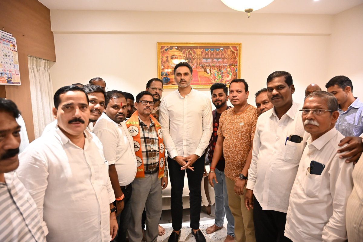 iYogeshRKadam's tweet photo. राष्ट्रवादी काँग्रेस व उबाठा गटातील पदाधिकारी व कार्यकर्त्यांचा शिवसेनेत जाहीर प्रवेश!

मतदारसंघात सुरू असलेल्या विकासकामांवर विश्वास व्यक्त करत दापोली तालुक्यातील विविध गावांतील राष्ट्रवादी काँग्रेस व शिवसेना (उबाठा) गटातील अनेक पदाधिकारी व कार्यकर्त्यांनी आज शिवसेनेत जाहीर प्रवेश केला.

वांझळोली गावठाण वाडी येथील राष्ट्रवादी काँग्रेस व उबाठा गटातील सुरेश पवार, सुनील शिगवण, सुरेश सावंत, संदीप सावंत, श्रीधर डेरे, कमलेश शिगवण, अनिल भितले, सुनील धाडवे, मुकेश फागे, बिजल धाडवे, सुदीप पवार, महेश सावंत, दशरथ सावंत, उमेश डेरे, राजेंद्र बडबे, सचिन सावंत, नितेश धाडवे, राजेंद्र दुर्गवले, संतोष शिगवण, किरण फागे आदी प्रमुख कार्यकर्त्यांनी प्रवेश केला.  

यासोबतच आमखोल गावातील उबाठा गटाचे गावप्रमुख व मुंबई मंडळाचे उपाध्यक्ष श्री. नरेश करण, तसेच केळशी जिल्हा परिषद गटातील उबाठा गटाचे पराभूत उमेदवार श्री. गुणाजी गावणूक यांनी विकासाच्या भूमिकेला पाठिंबा देत शिवसेनेचा भगवा हाती घेतला. यावेळी उपस्थित मान्यवरांच्या हस्ते सर्व प्रवेशकर्त्यांचे भगवी शाल व श्रीफळ देऊन उत्साहात शिवसेनेत स्वागत करण्यात आले.

याप्रसंगी पं. स. सभापती श्री. उन्मेष राजे, विधानसभा संपर्कप्रमुख श्री. सुधीर कदम, श्री. सुनील दळवी, जि. प. सदस्य श्री. नितीन दुर्गवले, पं. स. सदस्य श्री. संदीप चिखले, कुणबी सेवा संघ मांदिवली गटाचे अध्यक्ष श्री. गणेश गावणूक, युवासेना उपविभाग अध्यक्ष श्री. कमलेश जाधव, युवासेना सल्लागार श्री. युवराज पावसे, युवासेना सचिव श्री. निलेश तांबे, मांदिवली युवासेना अध्यक्ष श्री. रुपेश बंगाल तसेच शिवसेनेचे पदाधिकारी, कार्यकर्ते व शिवसैनिक मोठ्या संख्येने उपस्थित होते.